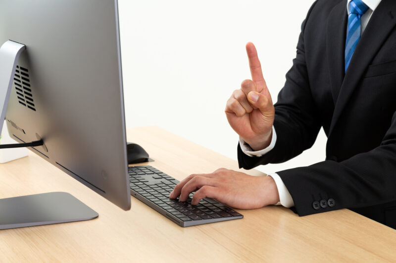 男性/スーツ/指差し/パソコン