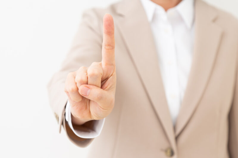 女性/スーツ/指差し