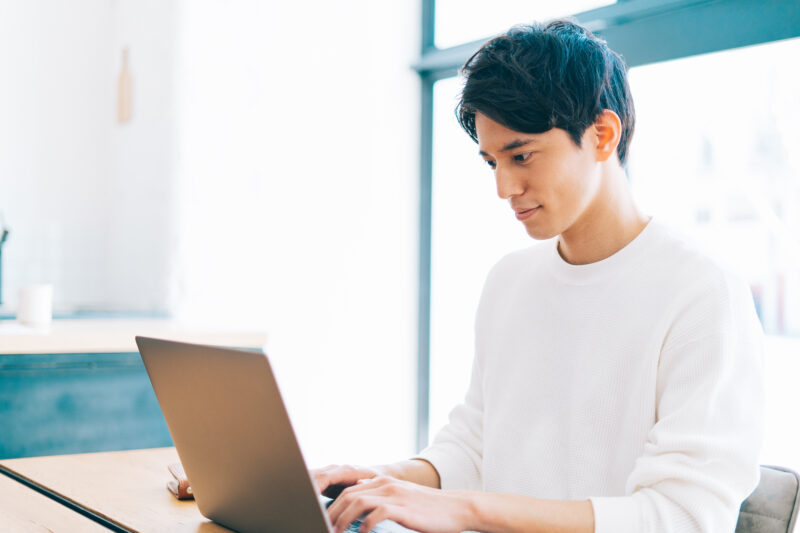 男性/ノートパソコン