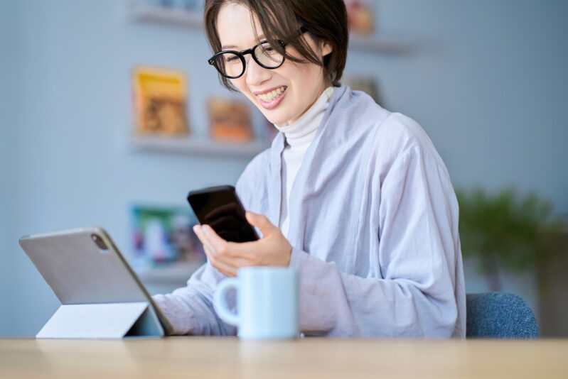 女性/タブレット端末/スマホ