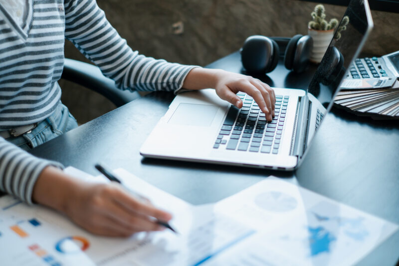 パソコン/タイピング/リモートワーク/テレワーク